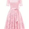 Vestido vintage rosa con encaje floral visto desde el frente.