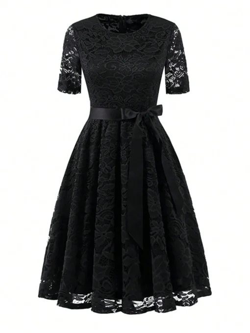 Vestido vintage negro con encaje floral visto desde el frente.