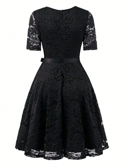 Vestido vintage negro con detalle trasero mostrando cremallera.