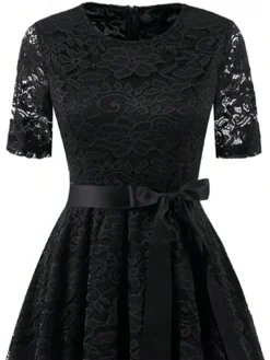 Vista lateral del vestido vintage negro resaltando su diseño entallado.