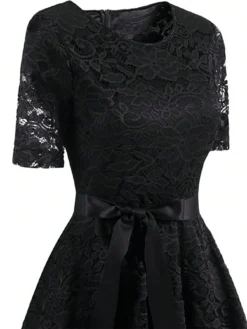 Detalle del cinturón del vestido vintage negro en primer plano.