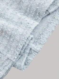 Primer plano del tejido neblina azul con textura refinada.