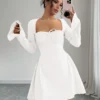 Mujer blanco elegante con escote corazón y mangas largas.