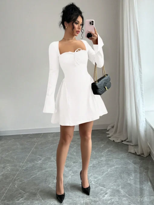 Mujer blanco elegante con escote corazón y mangas largas.
