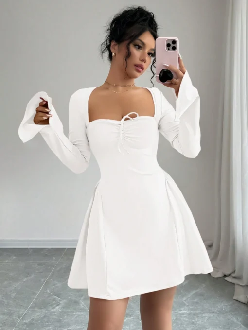 Mujer blanco elegante con escote corazón y mangas largas.