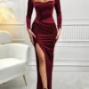 Modelo luciendo un vestido maxi burdeos con escote corazón y abertura alta, ideal para eventos formales.
