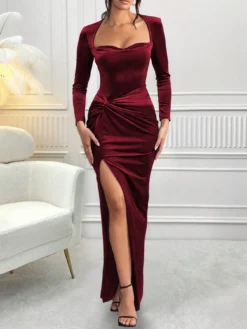 Modelo luciendo un vestido maxi burdeos con escote corazón y abertura alta, ideal para eventos formales.