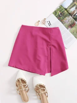 Falda pantalón rosa fucsia con diseño asimétrico vista frontal.