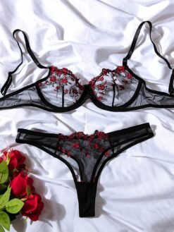 Vista frontal del set romántico floral bordado en negro.