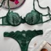 Conjunto sexy verde oscuro con diseño de encaje y transparencias.