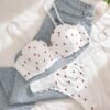 Conjunto de lencería blanco con estampado de fresas y detalles de encaje.