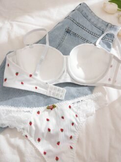 Detalle del sujetador push-up con estampado de fresas y encaje.
