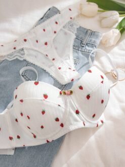 Primer plano de las bragas tipo tanga con estampado de fresas y encaje en contraste.