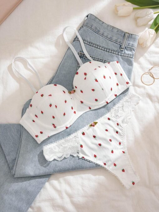 Conjunto de lencería blanco con estampado de fresas y detalles de encaje.