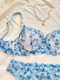 Calzoncillos de lencería azul con bordado floral y diseño elegante.