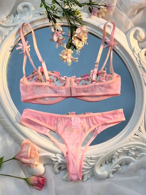 Conjunto rosa con detalles transparentes y bordados, vista posterior.
