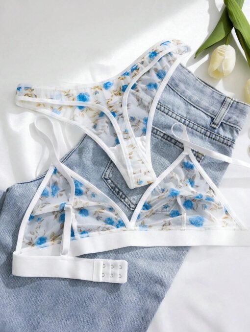Detalles del estampado floral en tonos multicolor.