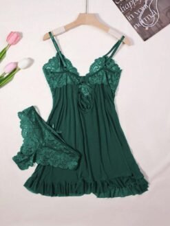 Vista trasera del baby doll verde colgado, mostrando los detalles del diseño.