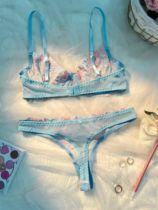 Vista trasera del conjunto floral con detalles románticos.