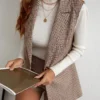 Conjunto de chaleco largo y shorts a cuadros - vista frontal.
