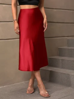 Look completo con la falda midi satinada roja.