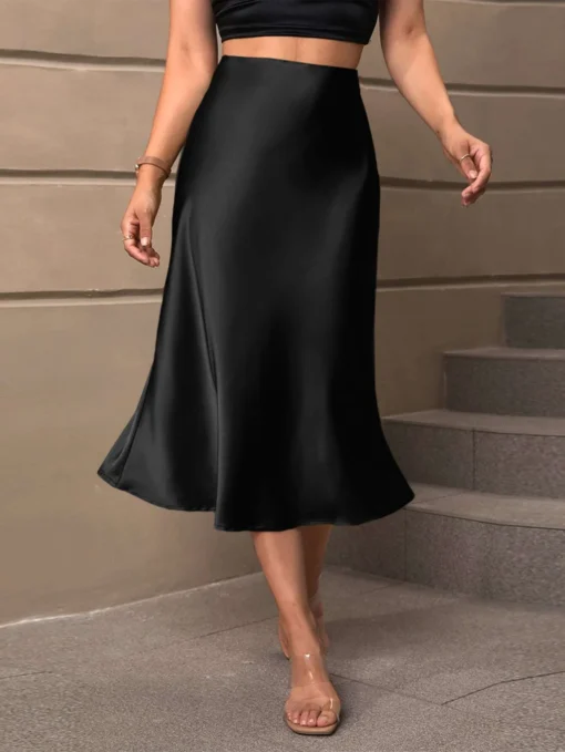 Falda midi negra satinada de talle alto con corte campana.
