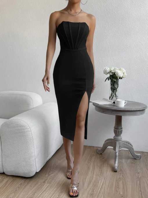 Look completo con el vestido negro midi, ideal para ocasiones especiales.