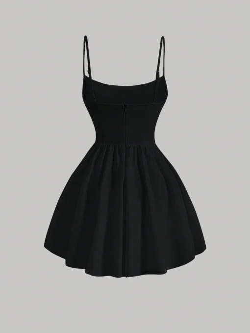 Vista trasera del vestido negro casual mostrando el diseño con cremallera.