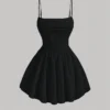 Vestido negro casual con tirantes y corte campana, vista frontal.