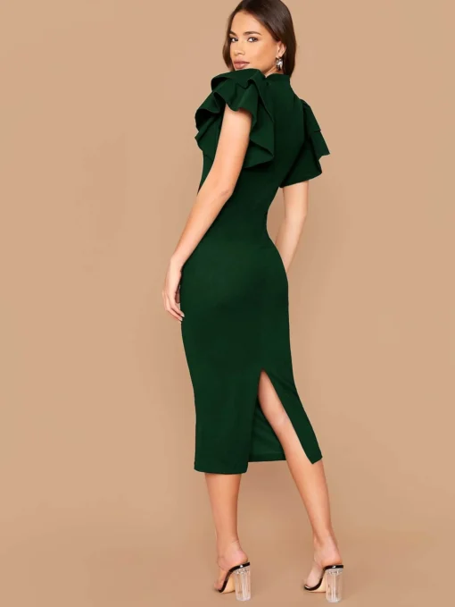 Vestido midi ajustado verde oscuro con detalle trasero y abertura.