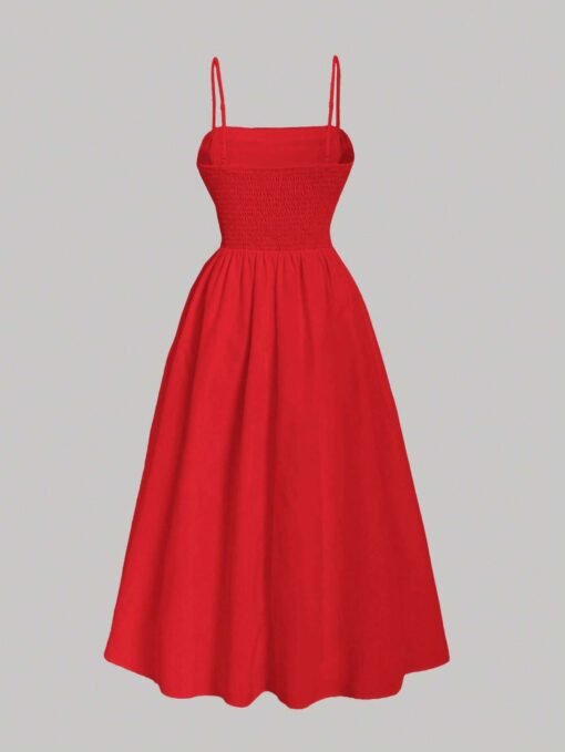 Vista trasera del vestido rojo casual mostrando el detalle fruncido en la espalda.