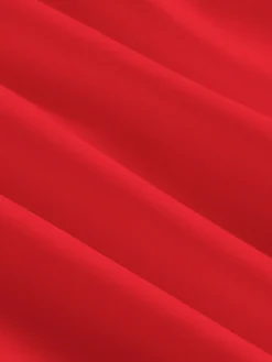 Detalle del material del vestido rojo casual, mostrando su textura lisa.