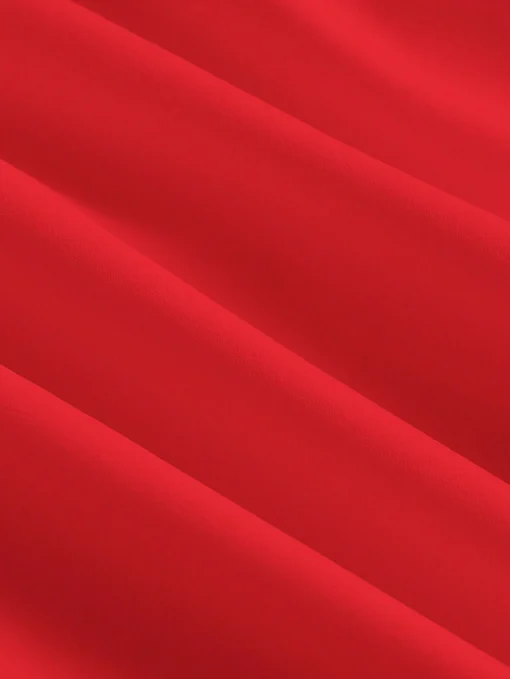 Detalle del material del vestido rojo casual, mostrando su textura lisa.