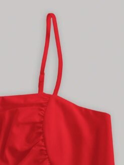 Primer plano de los tirantes finos ajustables del vestido rojo casual.
