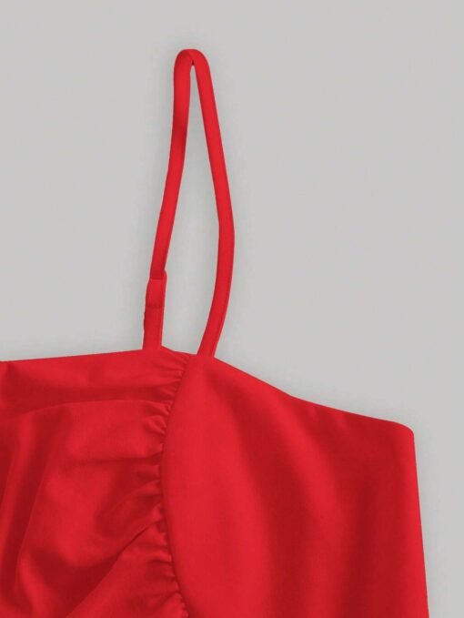 Primer plano de los tirantes finos ajustables del vestido rojo casual.