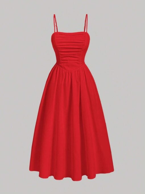 Vestido rojo casual con tirantes y corte campana, vista frontal.