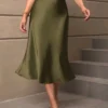 Vista frontal de la falda a línea en verde militar con diseño elegante.