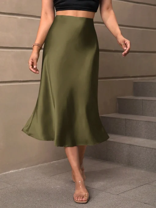 Vista frontal de la falda a línea en verde militar con diseño elegante.