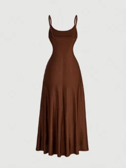 Vista trasera del vestido marron mostrando su diseño de espalda descubierta.