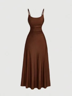 Vestido largo marron con tirantes finos visto de frente.