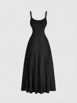 Vista trasera del vestido negro mostrando su diseño de espalda descubierta.