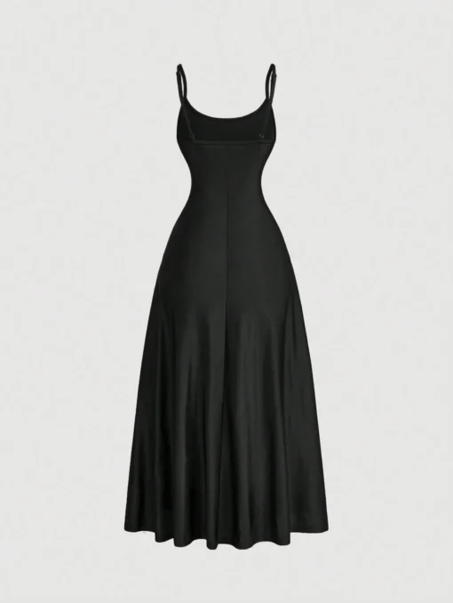 Vista trasera del vestido negro mostrando su diseño de espalda descubierta.