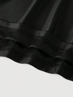 Detalle del tejido y costuras del vestido negro.
