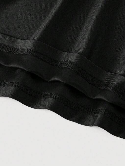 Detalle del tejido y costuras del vestido negro.