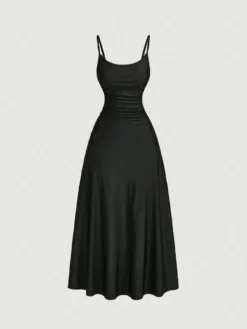 Vestido largo negro con tirantes finos visto de frente.