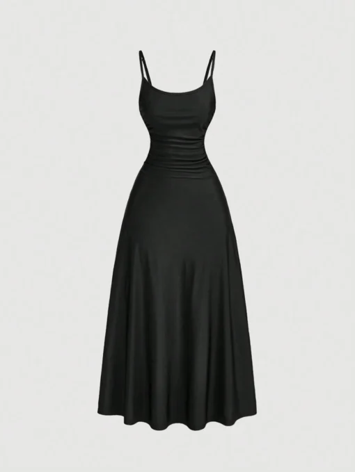 Vestido largo negro con tirantes finos visto de frente.