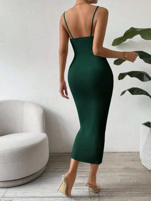 Vista trasera del vestido largo verde con tirantes finos.