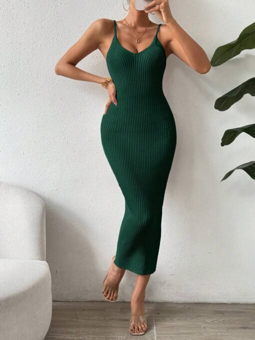 Vista frontal del vestido largo verde con diseño canalé.