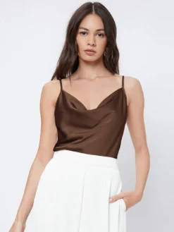 Blusa satinada de tirantes finos marrón chocolate con escote drapeado.