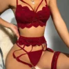 Conjunto lencería sexy burdeos con encaje y liguero ajustable.